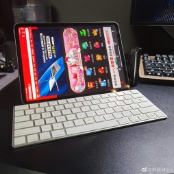 某东 APP 的 iPad 版本 好像没有做横屏适配 配合键盘使用...