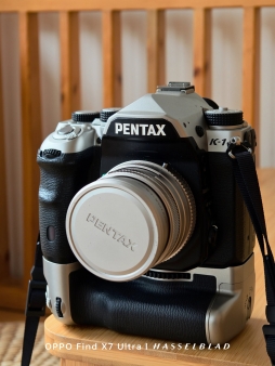 难以反驳，这就是最好看的单反相机搭配方案|||机身 PENTAX K-1 黑银拼配 镜头 PENTAX FA 77mm f1.8 Limited