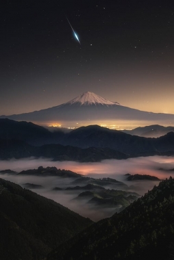 富士山上空的流星 ​​​