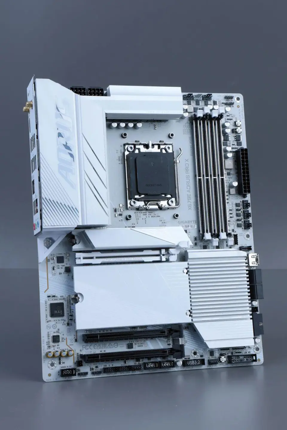 AMD主板也能支持DDR5 8000内存！技嘉X670E AORUS PRO X实战