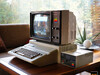Apple //e（1983年）及 Leedex Monitor 100 显示器（1980年）。