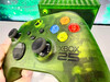 几张 Xbox 25 周年限定版 Xbox Series X 和无线控制器的近距离实拍，其中主机套装将于今年 11 月上市，单独的手柄 10 月发售。 ​​​