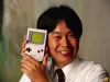 1992年，宫本茂展示一台装有《超级马里奥大陆》的任天堂Game Boy游戏机 ​​​