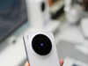 vivo X300s银白色上手，白色确实最耐看，也最百搭，受众群体要比其它配色都更广，纯白色机身，熏黑镜头，蓝色蔡司标，越看越干净，很喜欢。 ​​​