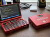 由 Gemini 打造的“M5 Duo”——一款基于 M5Stack CardputerZero 的铝制设备（红色版）