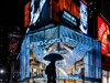 霓虹雨，双重阴影。