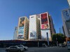 [失望]” 往年 E3 展会期间，这面外墙会被各大游戏厂商承包，用于印刷各类游戏海报。