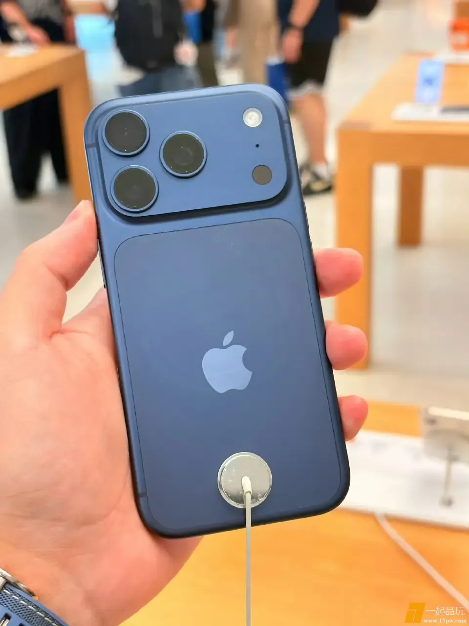 答应我，iPhone17 Pro不要买蓝色，稍微有点摩擦就花了[泪奔] ​​​