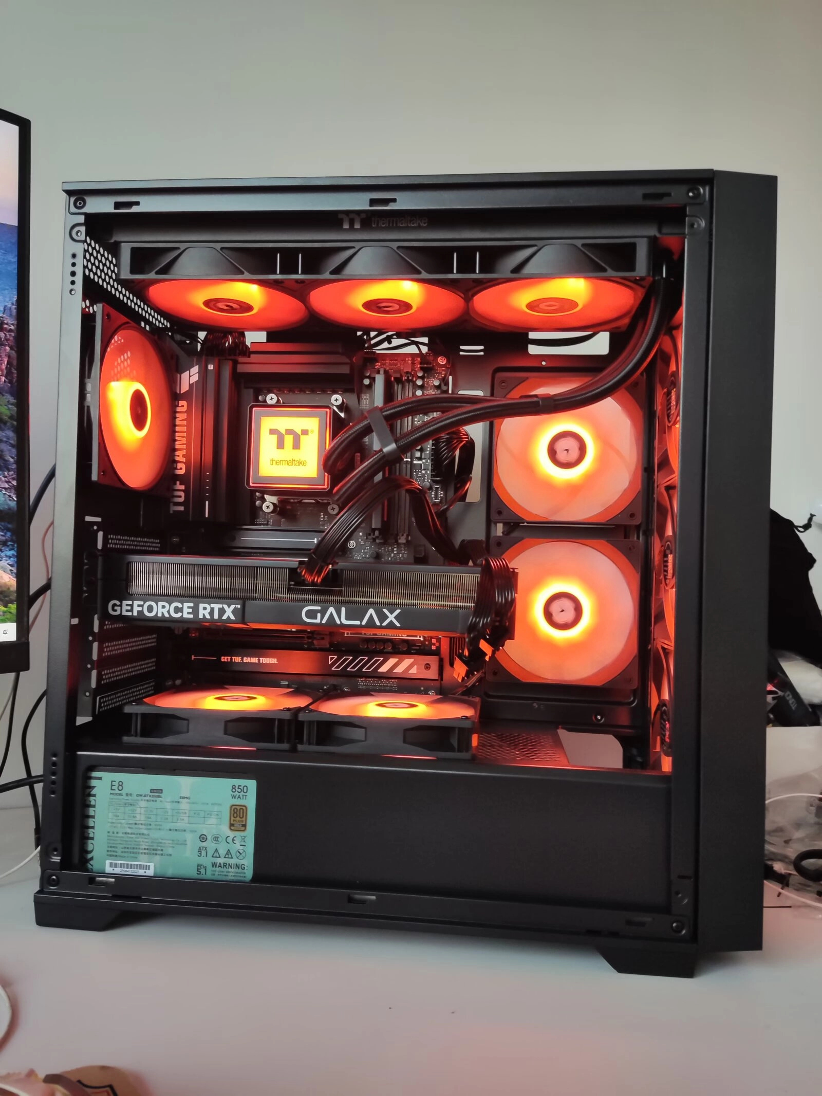 0.22 TT钢影风S，灯光颜色可调可关。  兼容ATX大板，支持360mm一体水冷/165mm风冷，400mm显卡，11个风扇位。 *DIY装机大赏 *DIY装机大赏