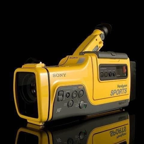 索尼 Handycam Sports。一款适合户外使用的 8mm 防泼水摄像机。