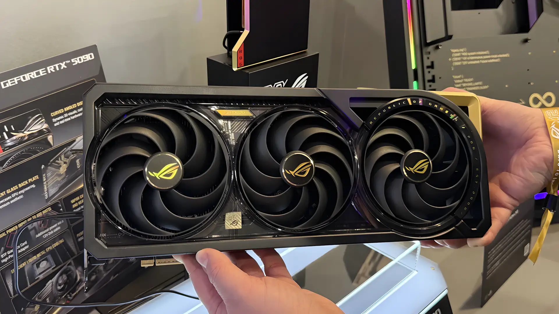 asus-showed-a-special-rtx-5090-with-a-curved-amoled-display-v0-9g5o95639n4h1__ggpu.webp