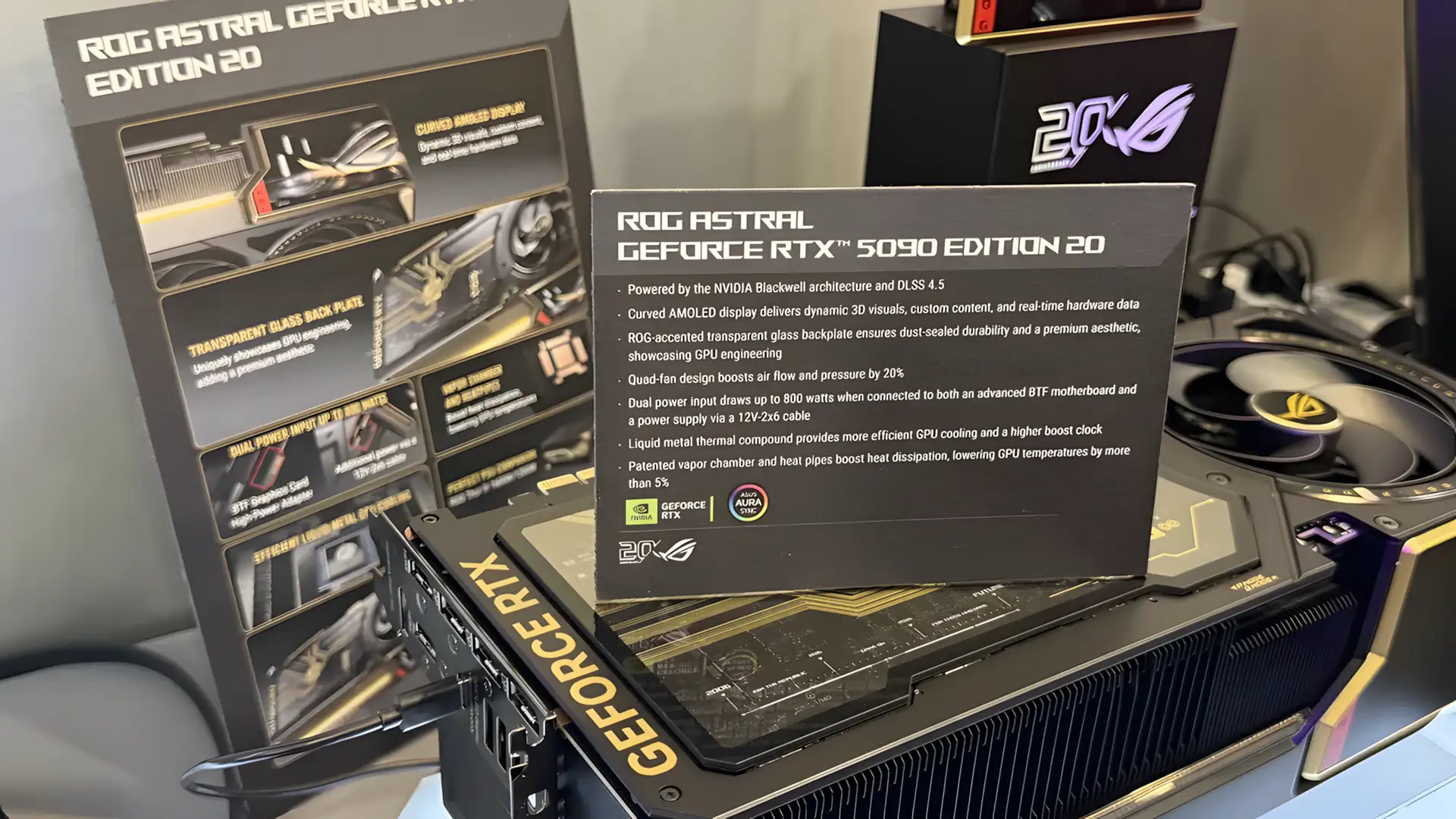 asus-showed-a-special-rtx-5090-with-a-curved-amoled-display-v0-1iwef5639n4h1__ggpu.webp