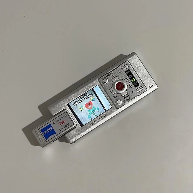 📸 2000年代的赛博香水瓶｜世纪初的数码美学天花板