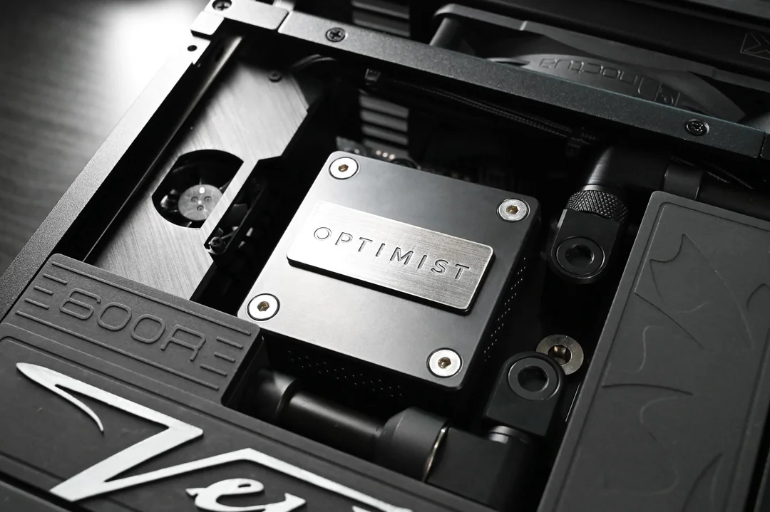 watercooled-cpu-gpu-ssd-ram-600mm-rad-10-7-liters-v0-0rngsa7outah1.webp