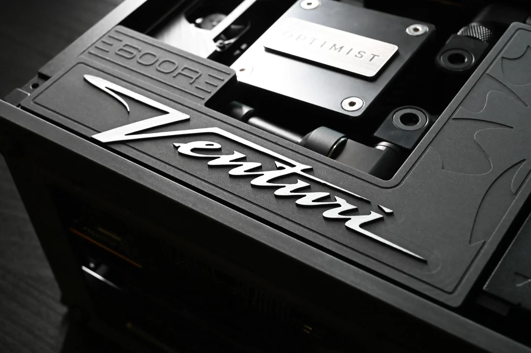 watercooled-cpu-gpu-ssd-ram-600mm-rad-10-7-liters-v0-ih776a7outah1.webp