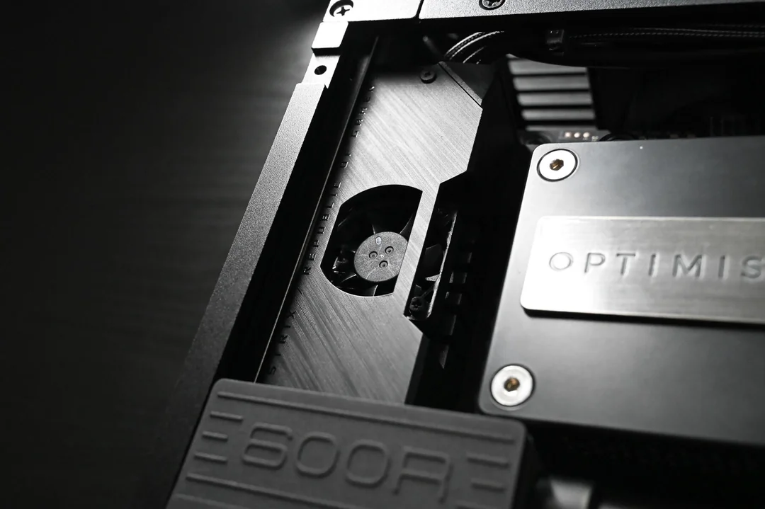 watercooled-cpu-gpu-ssd-ram-600mm-rad-10-7-liters-v0-rjdm4d7outah1.webp
