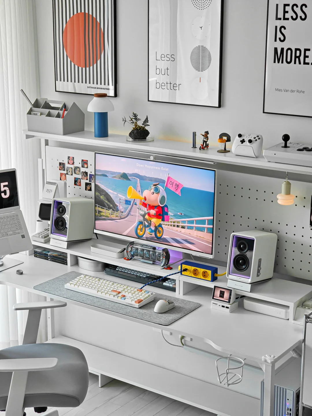 wdsf-2026-yoondori-houses-clean-white-gaming-setup-gumi-v0-v4x5xhhjhnih1.webp