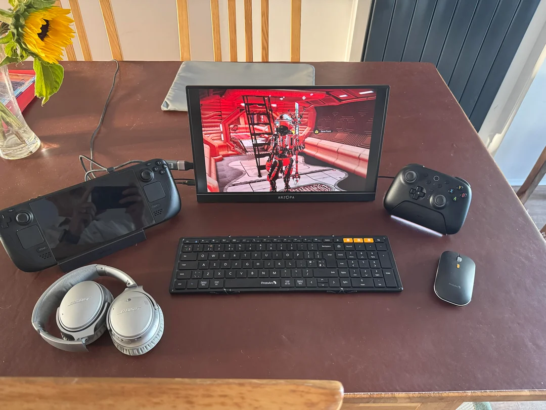 compact-gaming-headset-v0-lnimhgg68ijh1.webp