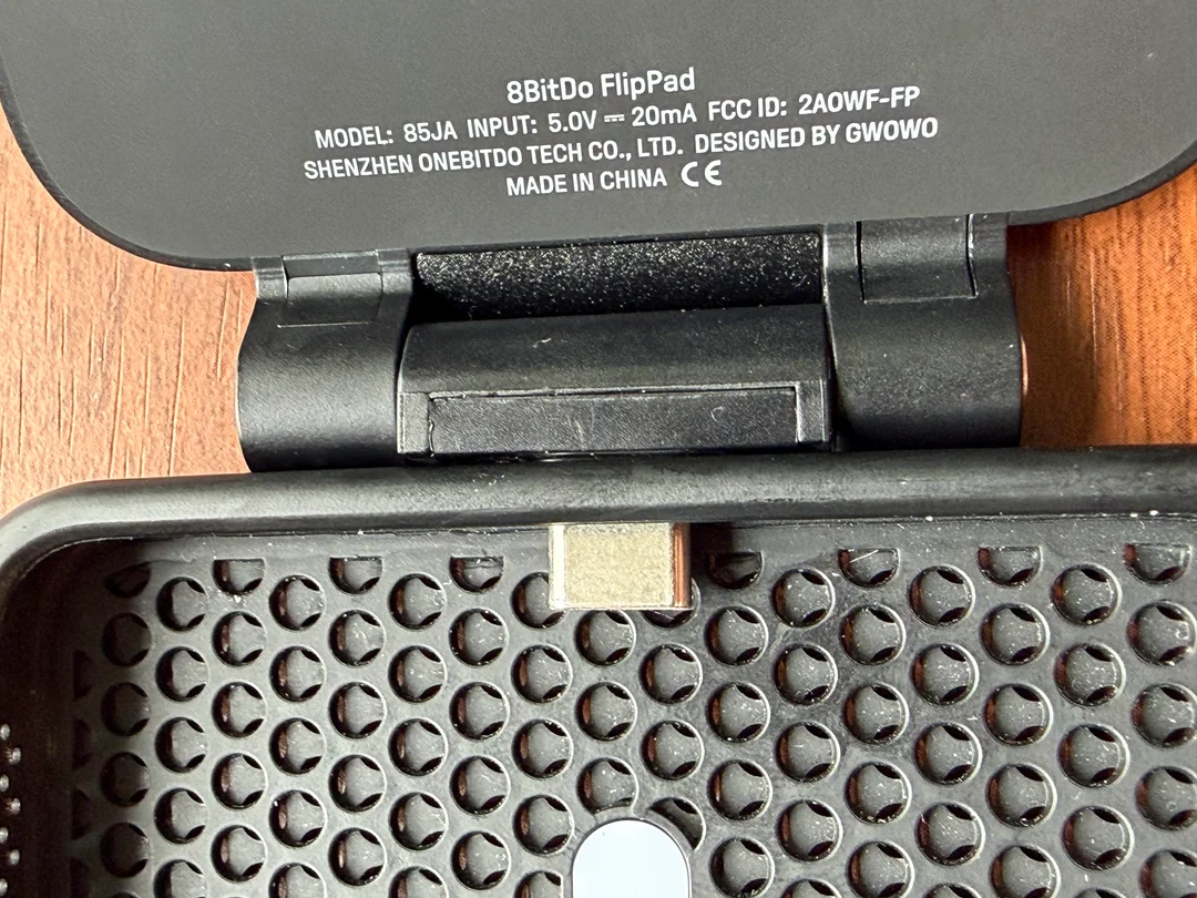 8bitdo-flippad-case-compatibility-photo-references-v0-pzr5wd6zoejh1.webp