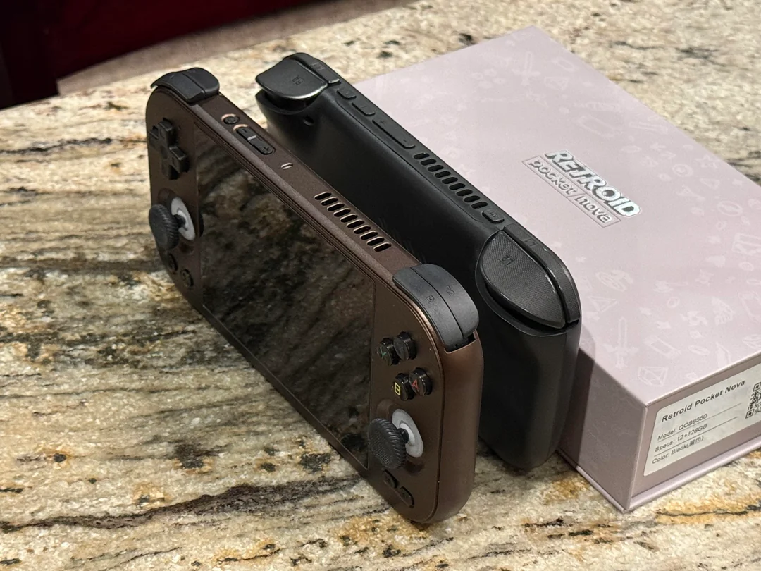photos-comparing-the-477m-and-retroid-nova-two-amazing-4-3-v0-4lm2lhs0uoih1.webp