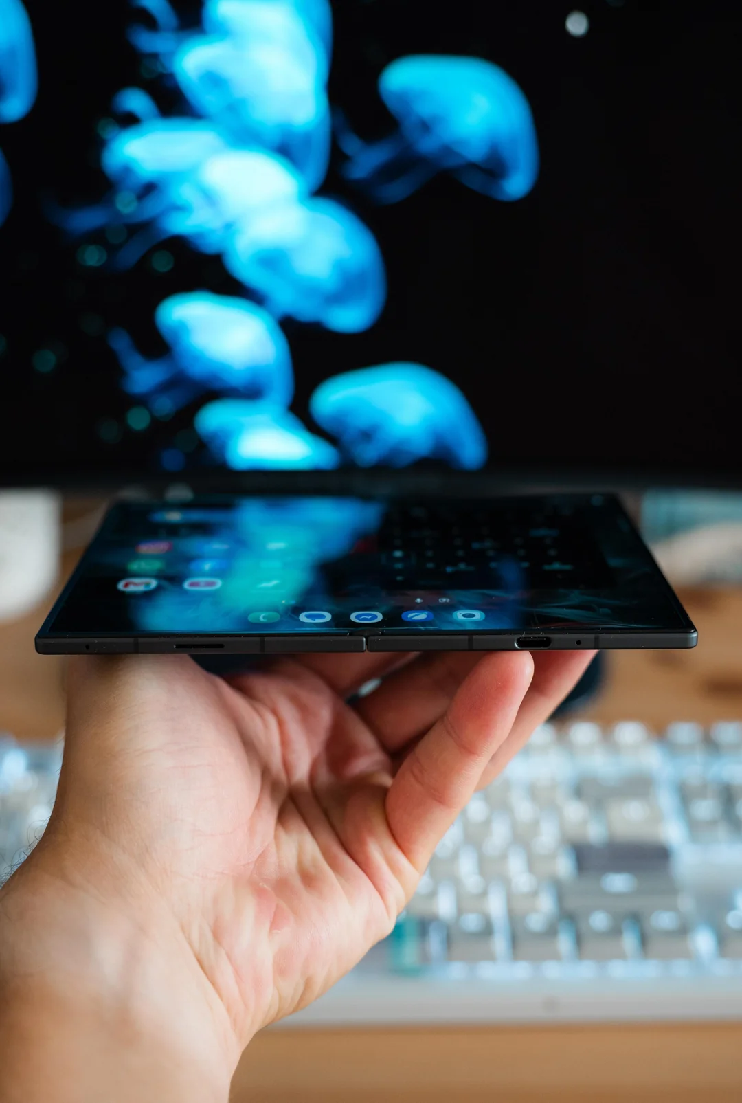 zfold-8-might-be-the-best-looking-samsung-phone-ever-v0-krhj8tg53yjh1.webp