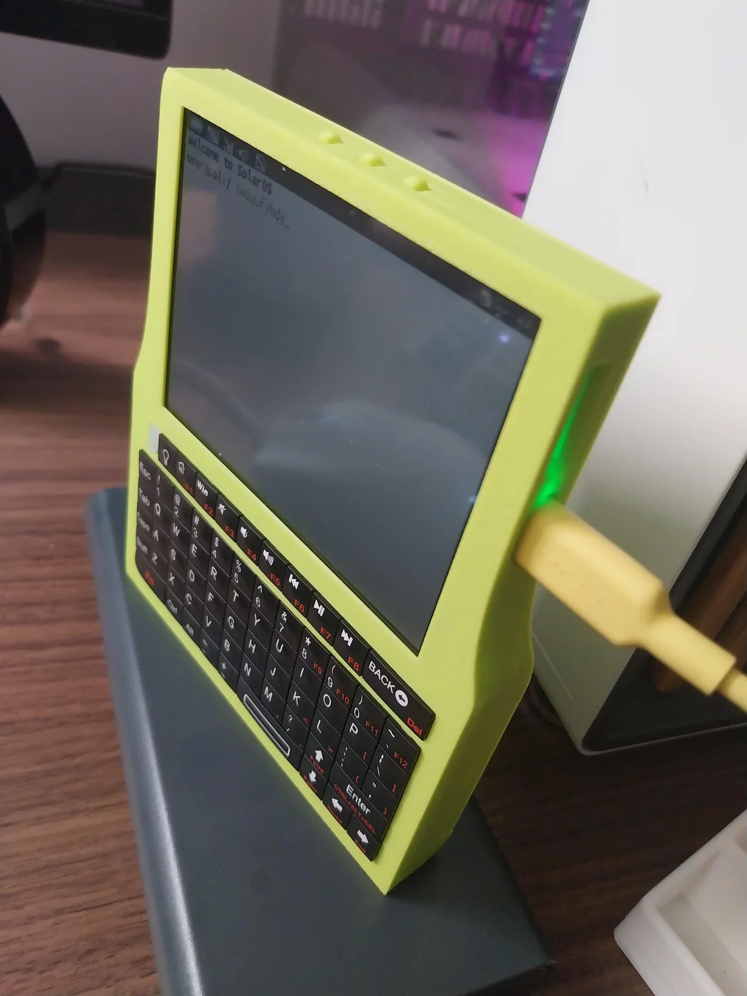 solaros-cyberdeck-sol-01-v0-5sxi5a3zv8kh1.webp