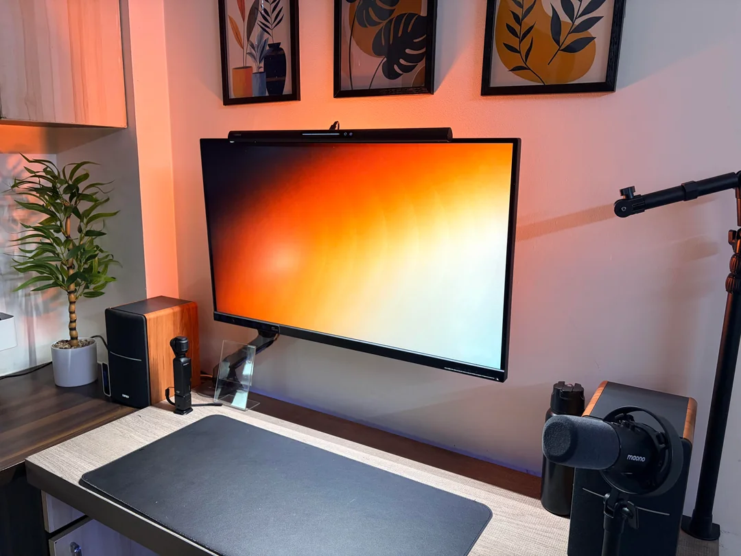 finally-happy-with-my-desk-setup-v0-vd31hsmfghkh1.webp