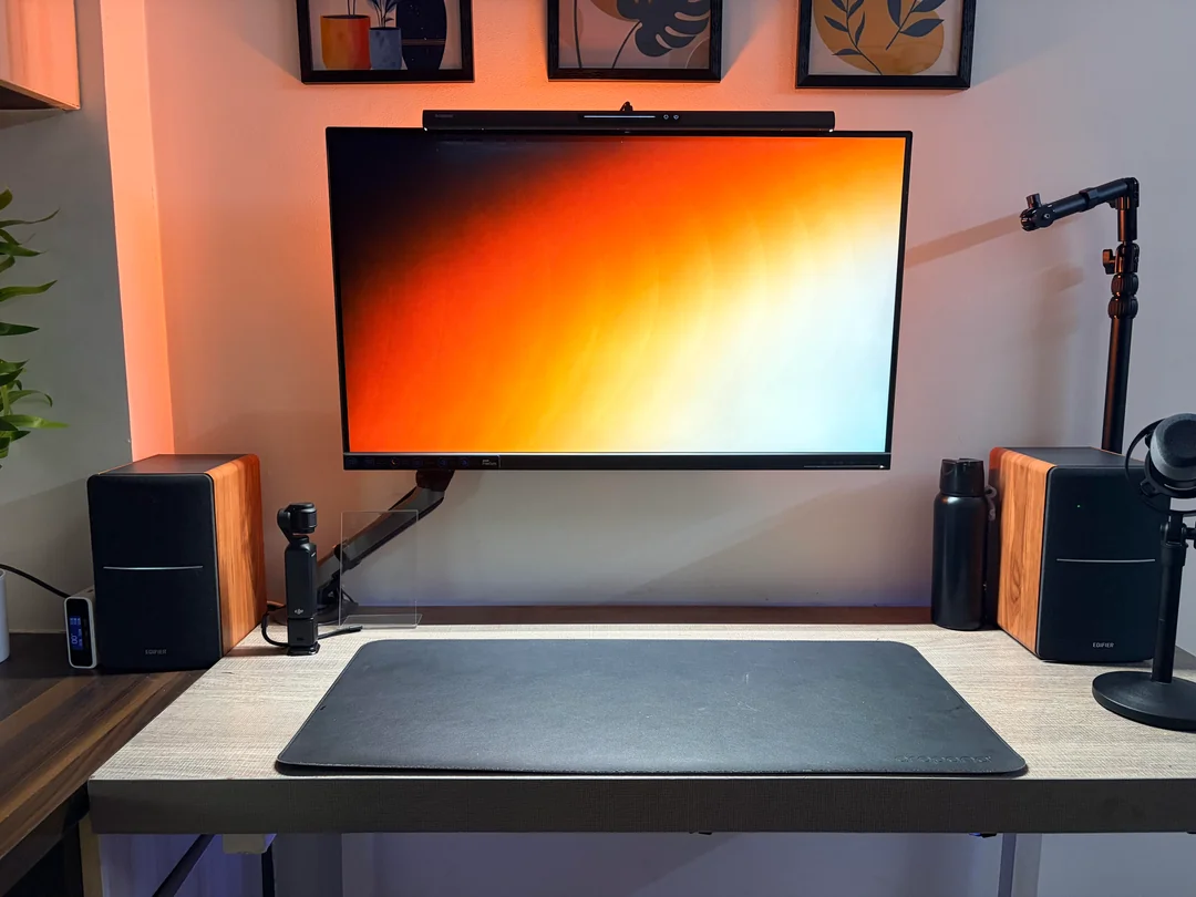 finally-happy-with-my-desk-setup-v0-myd6u7mfghkh1.webp