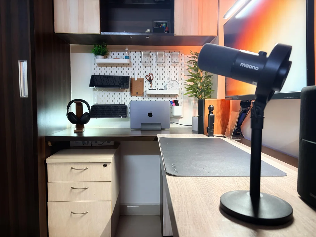 finally-happy-with-my-desk-setup-v0-4938qckfghkh1.webp