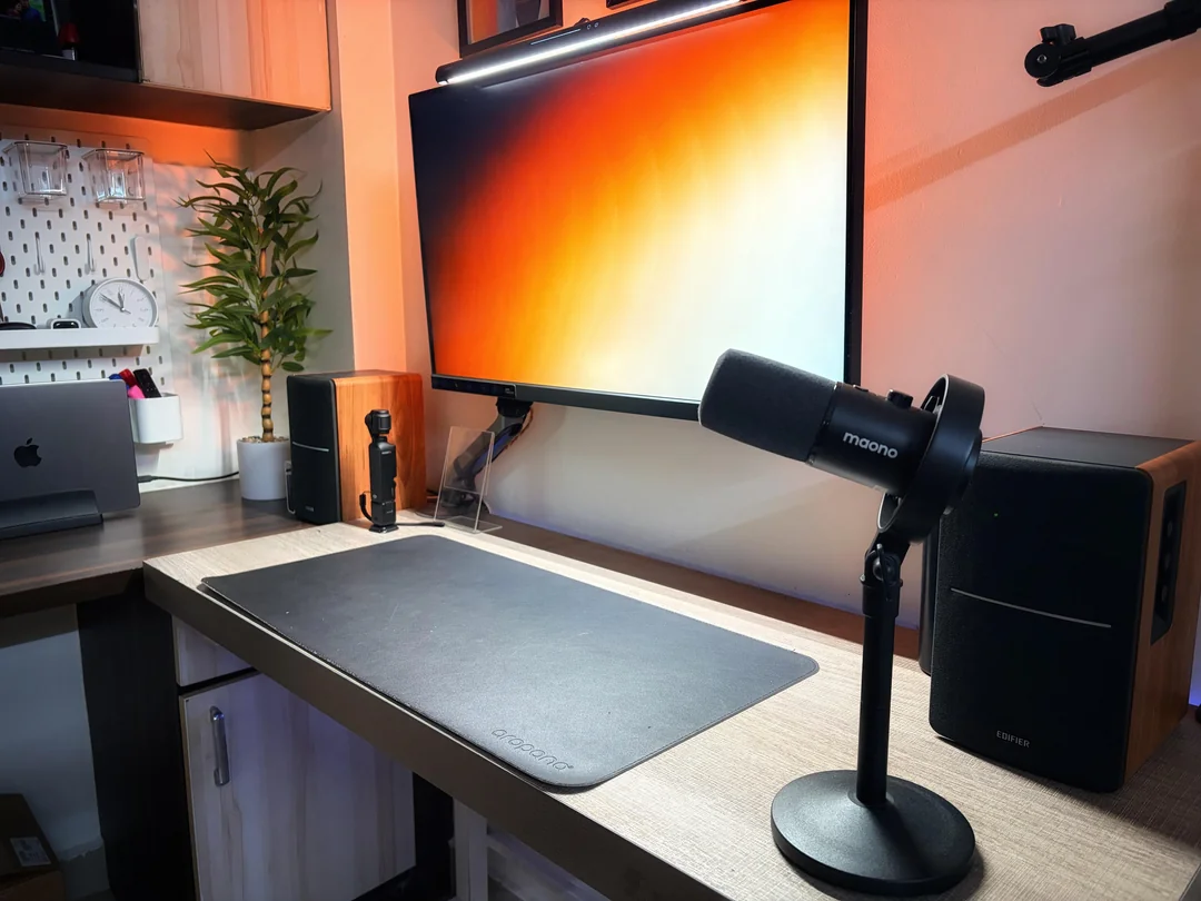 finally-happy-with-my-desk-setup-v0-0uhodamfghkh1.webp