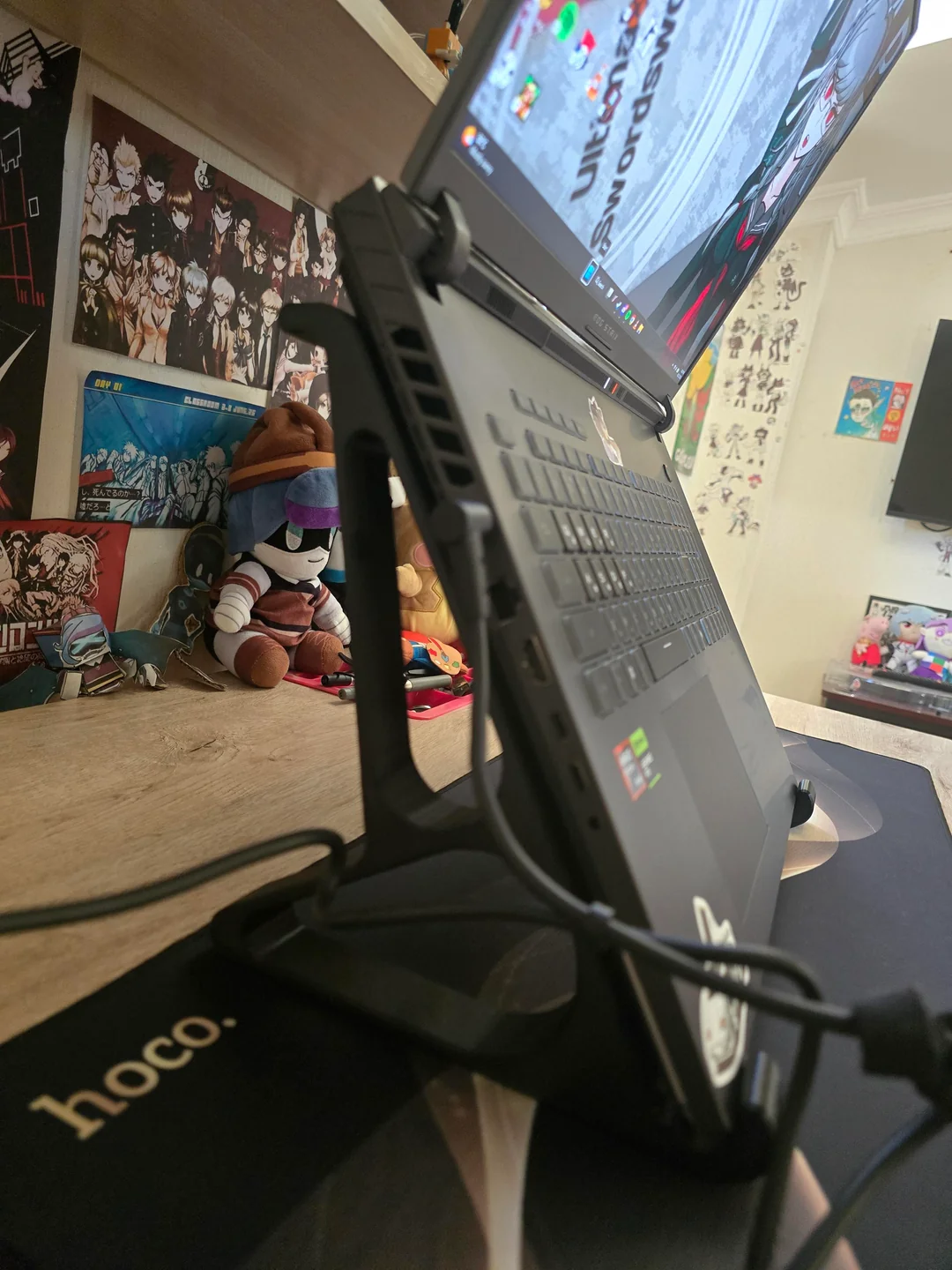 new-laptop-stand-v0-m0qap7c60qkh1.webp
