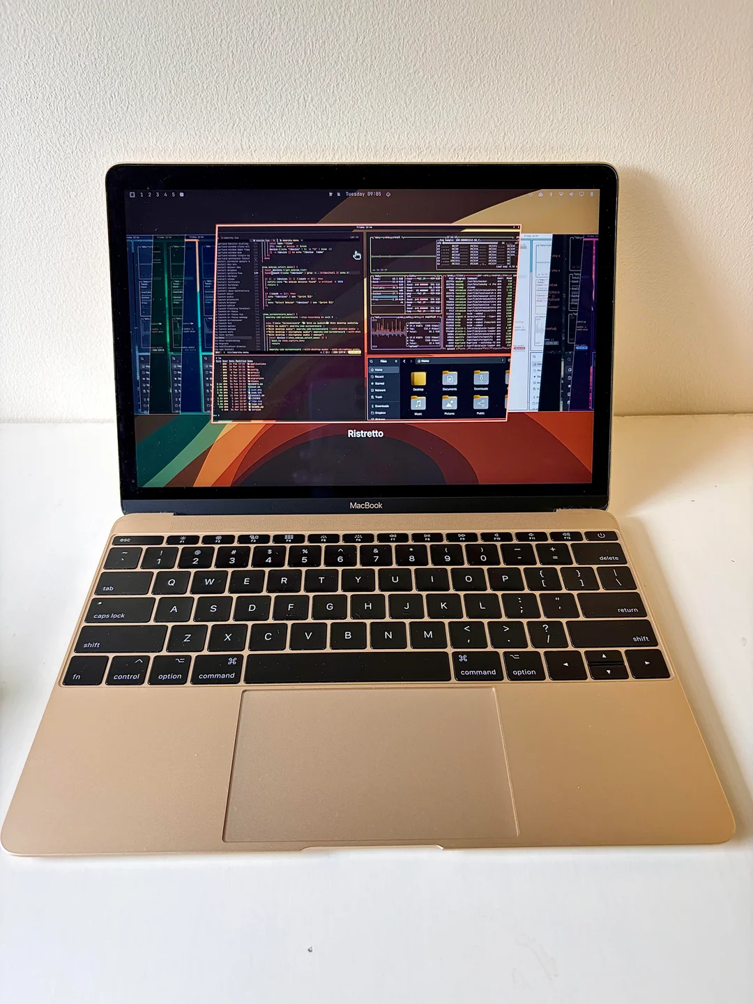 12-macbook-omarchy-second-life-v0-4iw6cfxf33lh1.webp