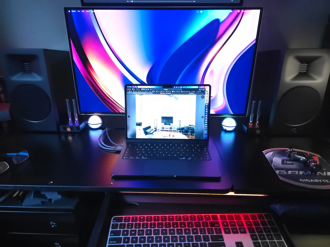 mb-air-m5-desktop-mega-setup-v0-c7wxr57mr5lh1.webp