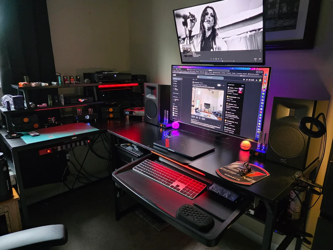 mb-air-m5-desktop-mega-setup-v0-jd4k557mr5lh1.webp
