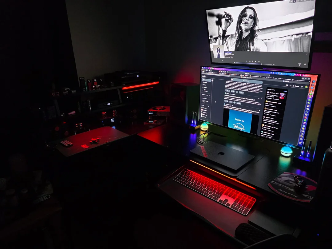 mb-air-m5-desktop-mega-setup-v0-q0ajf67mr5lh1.webp