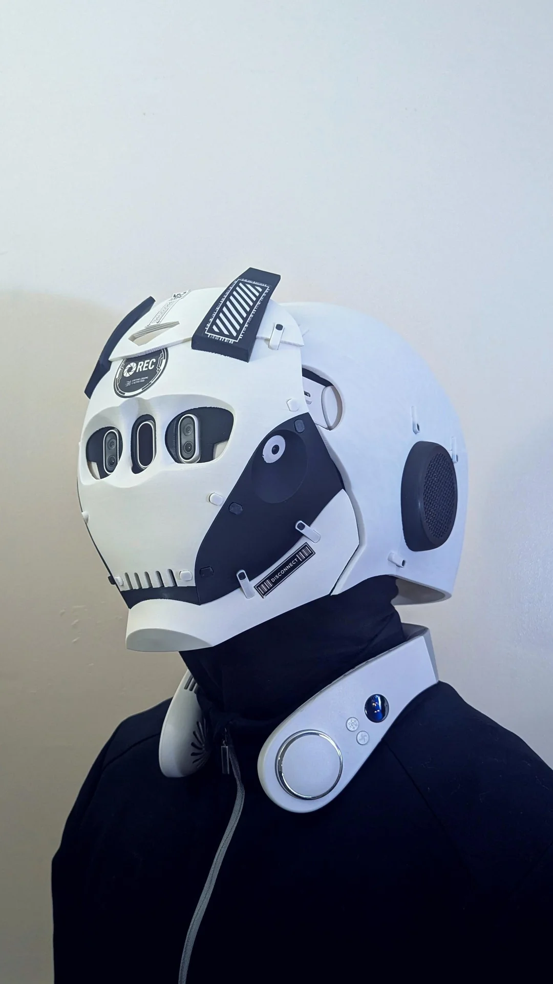 consumer-vs-military-xr-helmet-design-v0-0os0ccjjvqlh1.webp