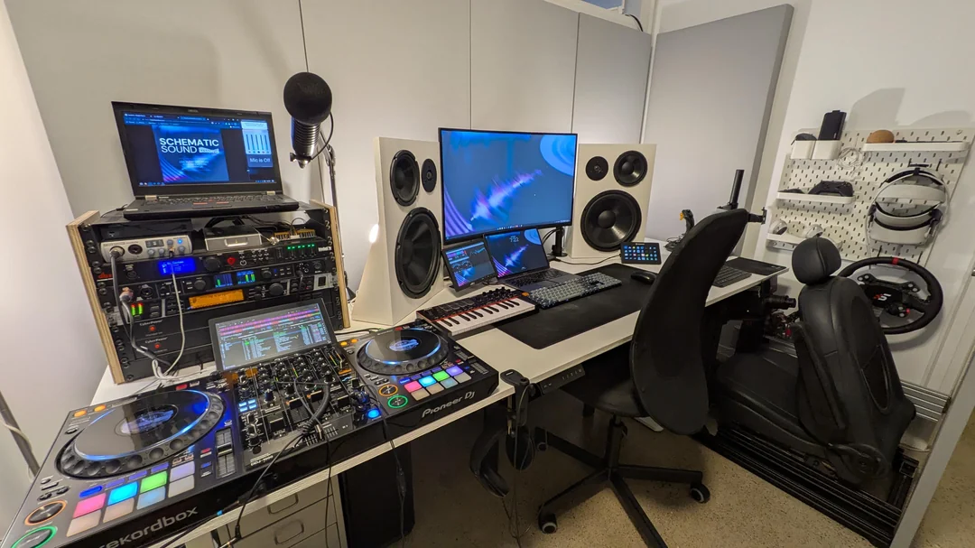 i-humbly-submit-my-very-multi-purpose-battlestation-and-rig-v0-bs6lrsx1vsmh1.webp