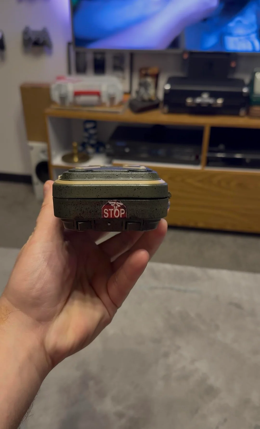 tlou-inspired-cyberdeck-v0-ujm8uq3fytph1.webp