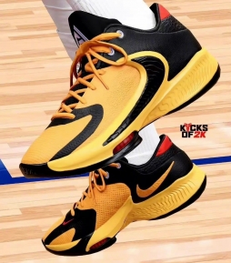 NBA 2K中的Nike Freak 4 “李小龙”   你在2K里“定制”过哪双鞋呢？来图晒晒！   ​​​