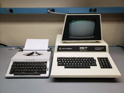 【神仙组合】当 Commodore PET 2001 遇到 Commodore 2000 打字机：计算时代的演进同框