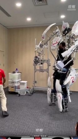 日本机器外骨骼制作公司 Skeletonics 发布的扩张人体功能的外骨骼型机器人。和环球影城的“威震天”一样，都是里面藏个人。