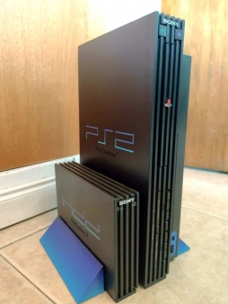 从PS2时代开始，索尼出品的主机开始拥有硬盘，下图是PS2主机与其外置硬盘摆放在一起的模样，外观设计上可以说极为统一了。 ​​​