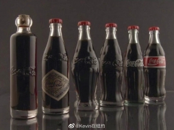 可口可乐的瓶子，从左到右： 1899年，1900年，1915年 1916年，1957年，和1986年。
