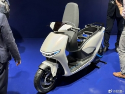 【本田SC e:概念摩托车公开，充电太方便了！】  本田在2023东京国际车展上，全球首次公开了电动摩托车“SC e:概念”。