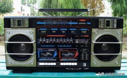 这是一台80年代生产的有双卡机录音机、收音机等功能的便携式音响