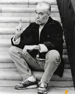 经典老照片：1993年，美国喜剧演员George Carlin穿着一双New Balance 1500坐在楼梯上～  Image via Deborah Feingold ​​​