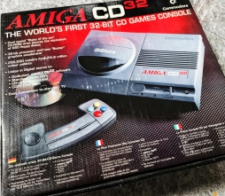 Amiga CD32游戏机|||Amiga CD32游戏机，发布于1993 年 9 月，由康懋达公司在欧洲、澳大利亚、加拿大和巴西推出的家用游戏机。