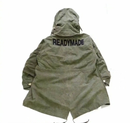 村上隆 x Readymade合作系列发布，该外套由美式帐篷军布改造而成，村上隆标志性的太阳花融入到Readymade经典的军绿外套当中...