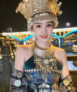 每次穿上这种民族服饰，我都感觉气质不一样了。