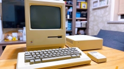来自1986年的苹果的问候 这是1986年苹果推出的麦金塔Macintosh Plus电脑，采用一体化设计，算是我们现代的iMac的鼻祖。并且配备了机械键盘和鼠标。